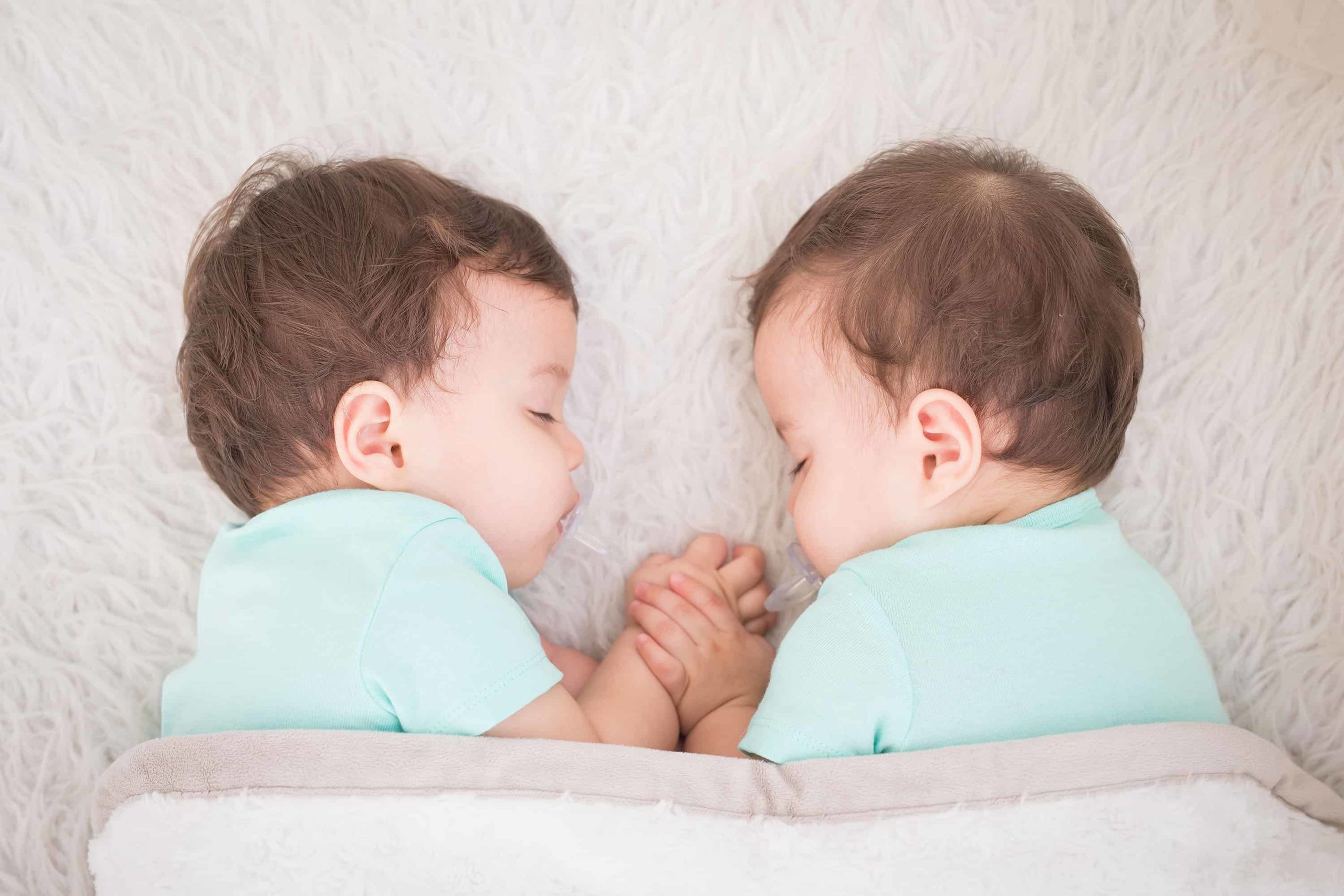 Vestir a gemelos: ¿iguales o diferentes?