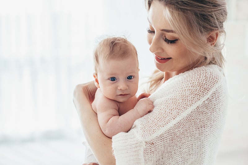 Para bebé de 2 meses: juguetes y estimulación de los reflejos