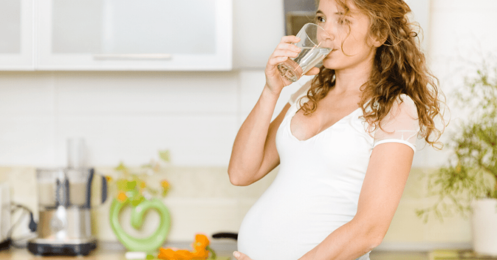 hidratarse mucho durante el embarazo