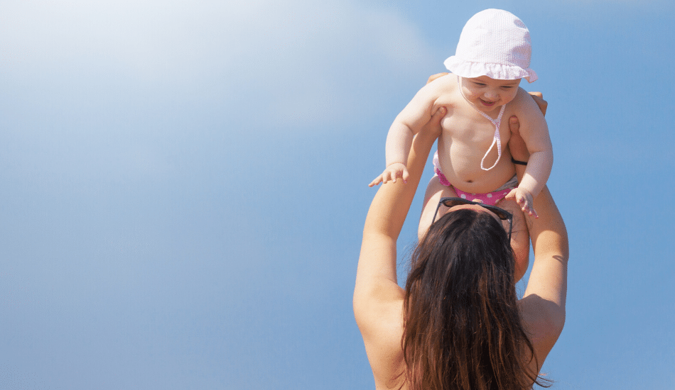 beneficios del sol y la piscina para un bebe
