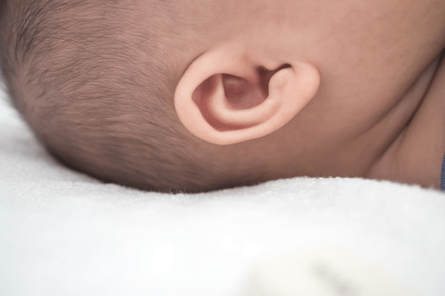 desarrollo de los sentidos en un bebé recién nacido oído 