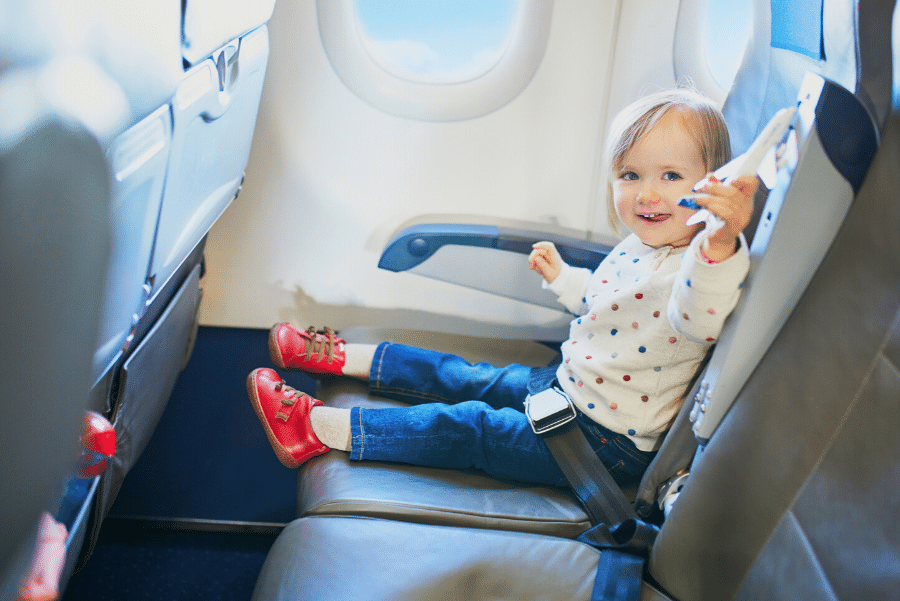 Volar con tu hijo: ¿Puedo llevar mi silla de coche en el avión?