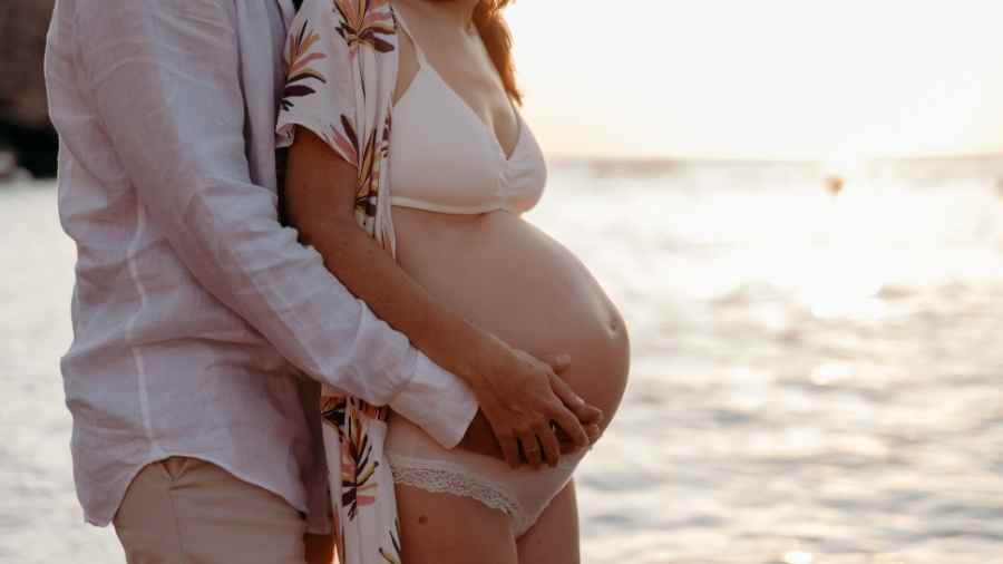 sesión de fotos embarazada ideas de fotografia embarazada junto al mar
