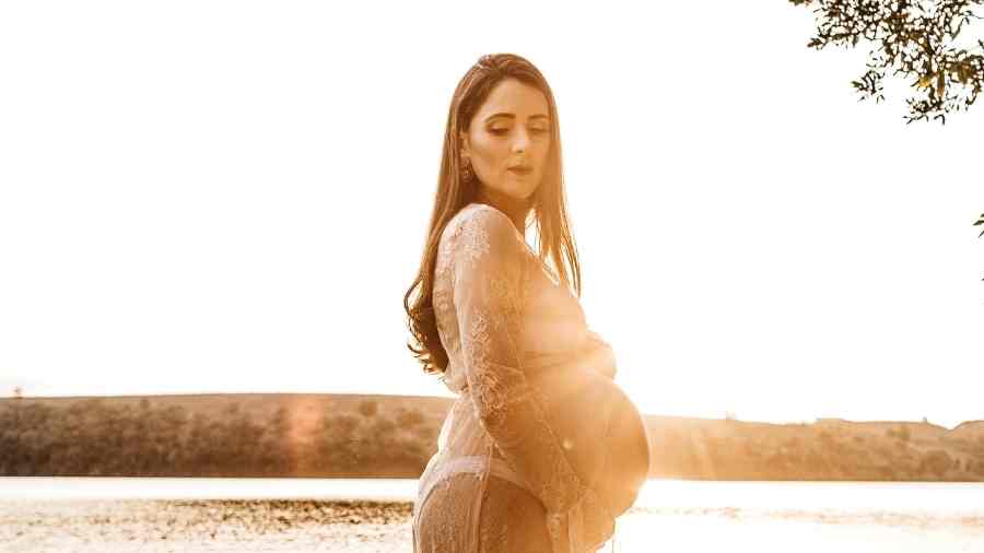 ideas de fotos de embarazo en golden hour