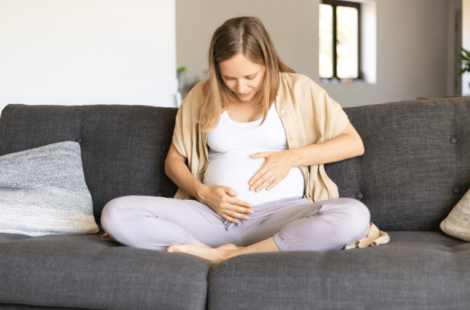 ¿Por qué mi bebe se mueve mucho en mi vientre?