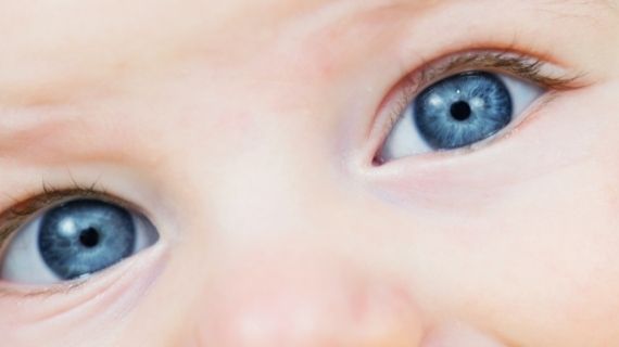 como limpiar ojos de bebe