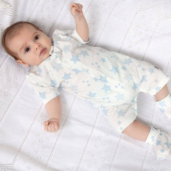 Pijamas primera puesta bebé: ¿por qué es tan