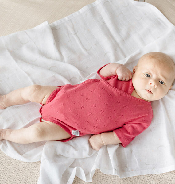 Body cruzado de manga corta calado corazones 100% algodón bebé