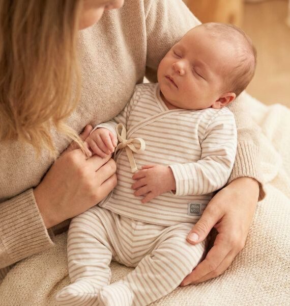 Conjunto para Bebé de 2 Piezas | Camiseta Kimono y Polaina con Pies en Rayas Beige y Arena