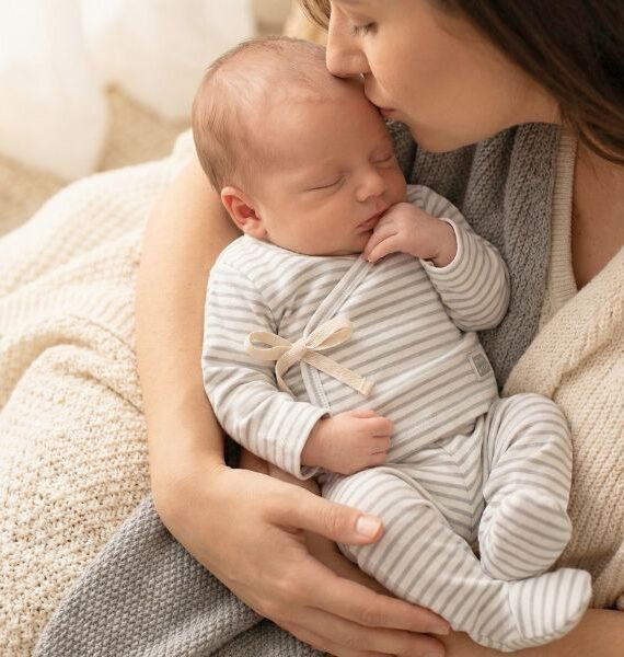 Conjunto para Bebé de 2 Piezas | Camiseta Kimono y Polaina con Pies en Rayas Beige y Gris