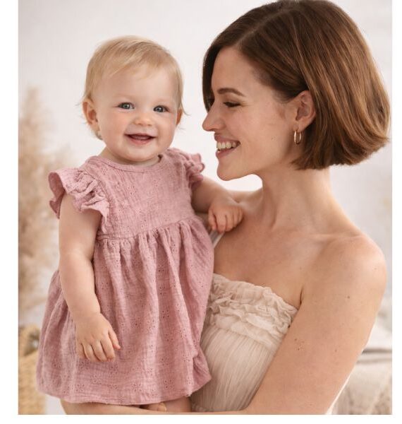 Vestido de Bebé de Bambula con Volantes y Bordado Perforado - Rosa Empolvado