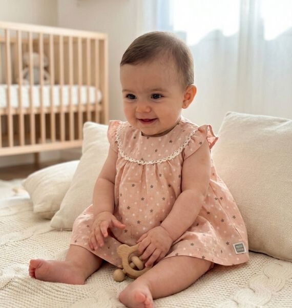 Vestido de Bebé con Estrellas y Cuello de Encaje  con Cubrepañal