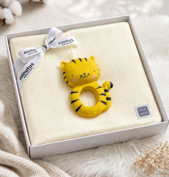 Pack regalo bebé arrullo de  algodón orgánico + mordedor natural amarillo
