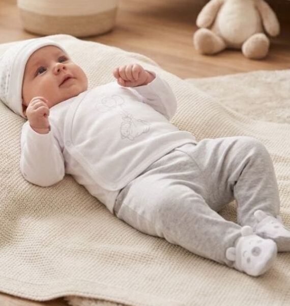 Conjunto  jubón cruzado y polaina gris con gorrito 100 % Algodón orgánico ( 3 piezas)