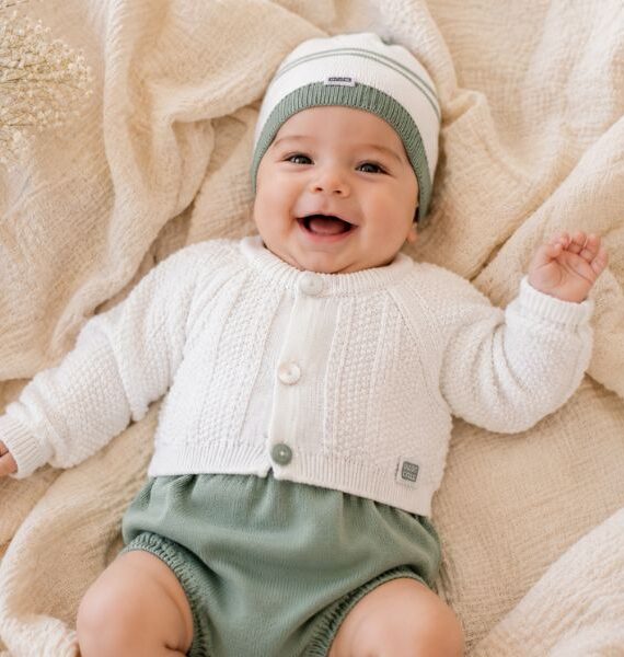 Conjunto de punto para bebé talla cubrepañal y gorrito  talla 1-3 meses (3 PIEZAS)