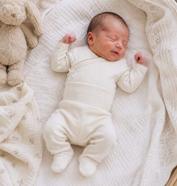 Conjunto primera puesta bebé – Body cruzado con ribete  y polaina con pie