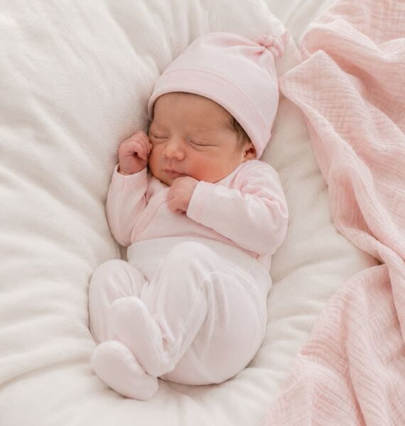 Conjunto primera puesta bebé 3 piezas – Body cruzado, polaina con pies y gorrito