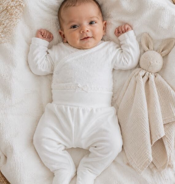 Conjunto blanco primera puesta bebé – Body cruzado con ribete y polaina con pie